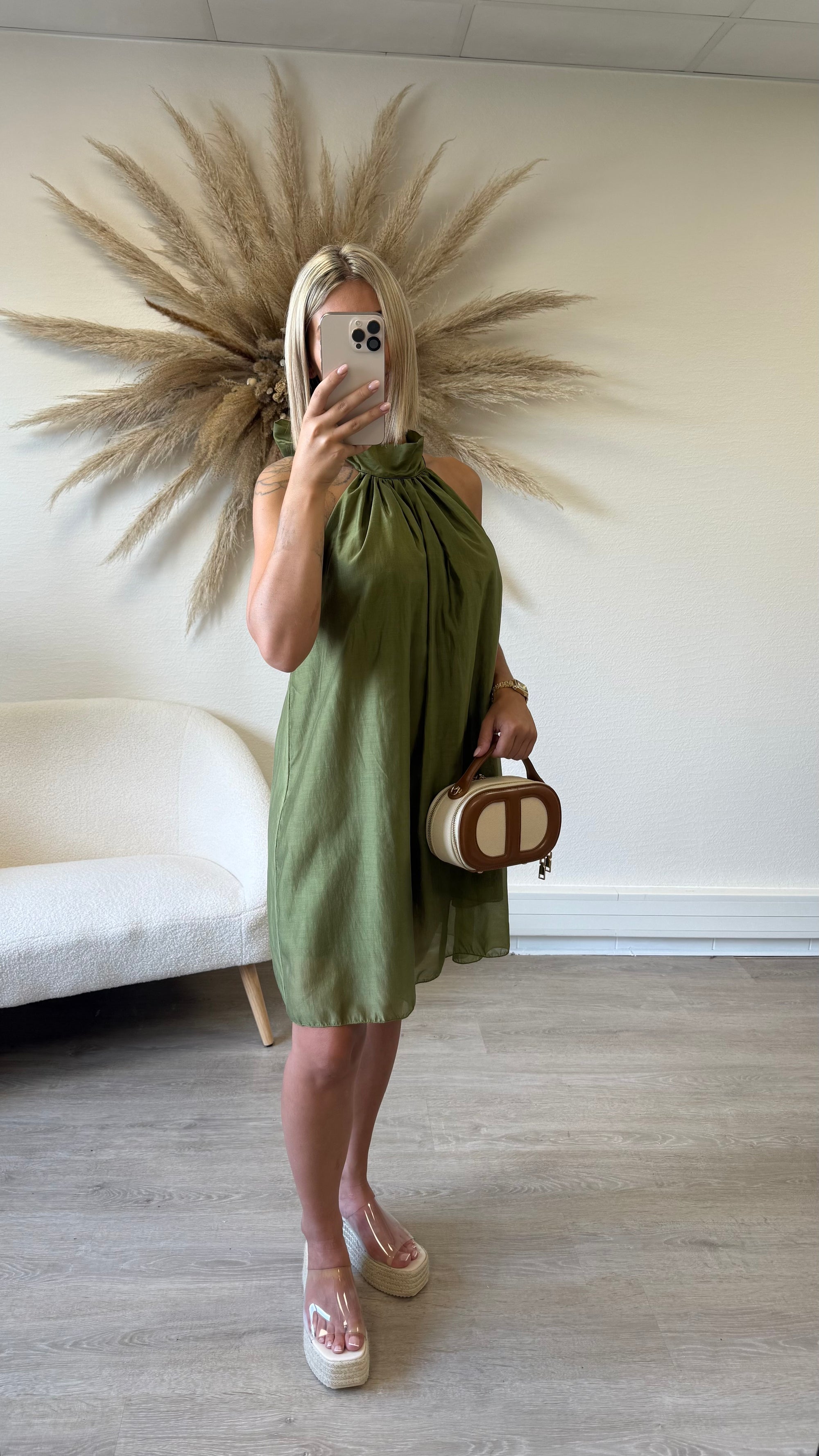 Robe verte dos nu